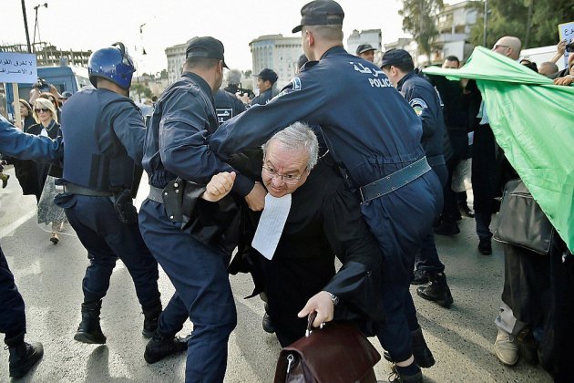 A Alger, avocats et journalistes dans la rue contre un 5e mandat de Bouteflika