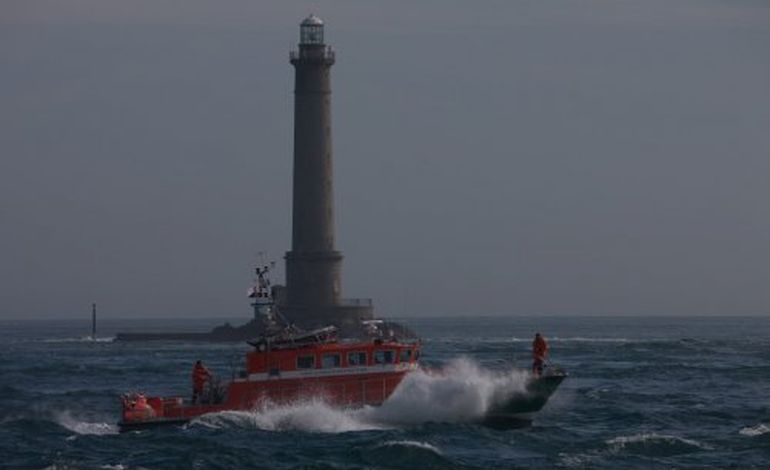 Sauvetage d'un voilier britannique, sans mât, au large de La Hague