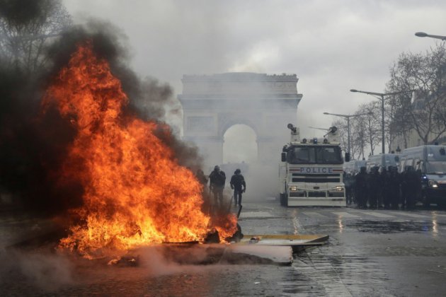 "Gilets jaunes": des magasins pillés sur les Champs-Elysées (journaliste AFP)