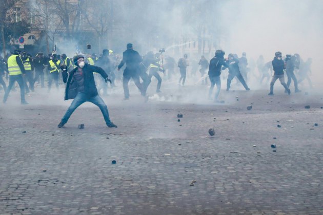 Acte 18 des "gilets jaunes" à Paris: 200 personnes en garde à vue