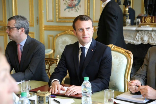 "Gilets jaunes": Macron estime que "la seule réponse possible est une réponse de sécurité", selon un proche