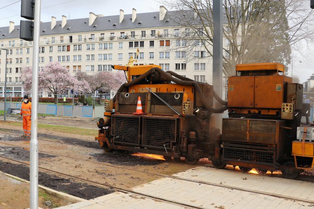 Caen. Tramway de Caen : le nettoyage des rails a commencé