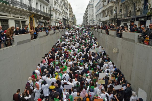 Algérie: étudiants et professionnels de santé défilent contre Bouteflika