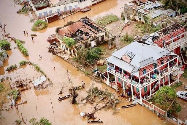 Cyclone en Afrique australe: au moins 356 morts, des milliers de personnes bloquées