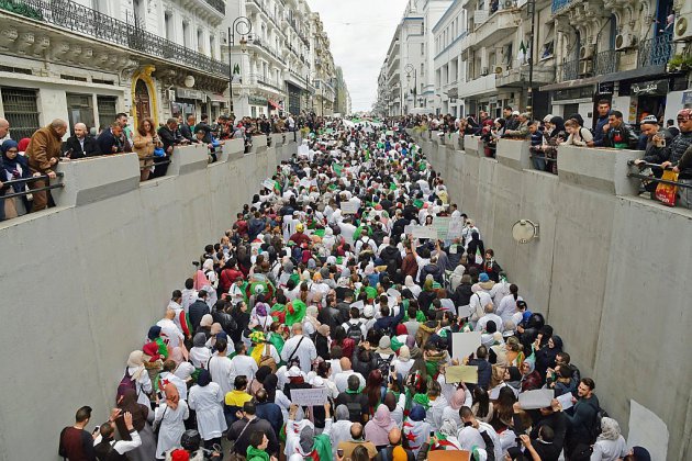 Les Algériens restent mobilisés un mois après le début de la contestation