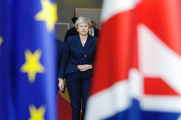 Brexit: Theresa May hésite sur sa stratégie avant une semaine cruciale
