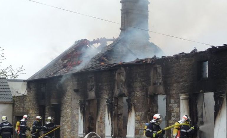 Une maison détruite par un incendie à Couville