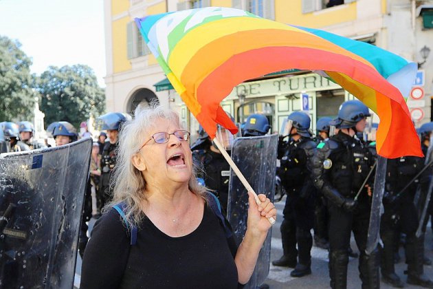 "Gilets jaunes": la manifestante blessée à Nice poussée par un policier