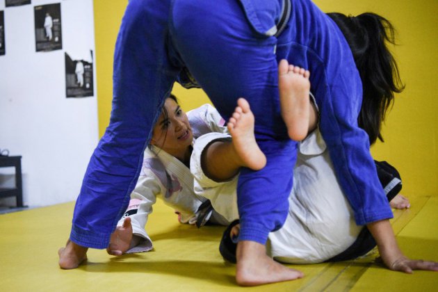 Une championne philippine de jiu-jitsu monte au combat contre la pédophilie