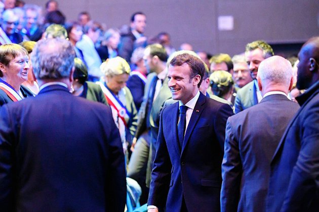 Macron tient en Corse son dernier débat, le plus compliqué