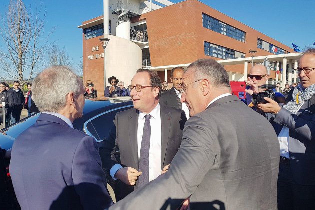 Eure : François Hollande parle Europe dans un lycée de Val-de-Reuil