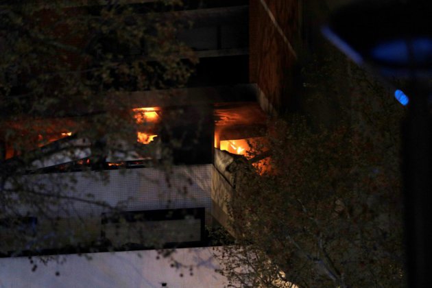 Paris: "violent feu" en cours dans un immeuble d'habitation