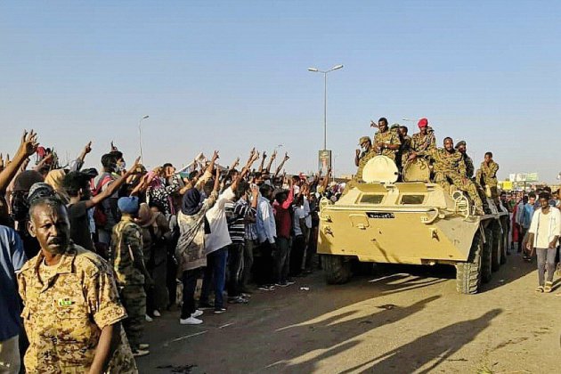 L'armée soudanaise déploie des troupes devant son QG à Khartoum (témoins)