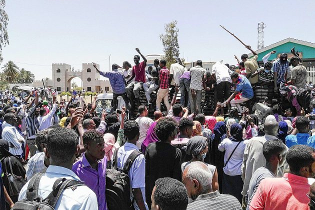 Soudan: les manifestants rassemblés pour le 4e jour devant le QG de l'armée