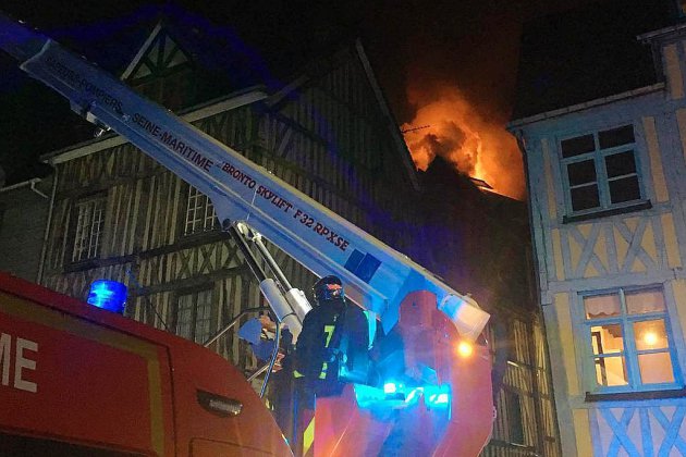 Rouen. [Photos] Incendie rue Saint-Nicaise à Rouen : une vingtaine d'appartements sinistrés