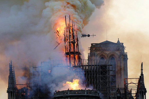Notre-Dame de Paris, défigurée mais encore debout, sera "rebâtie" promet Macron
