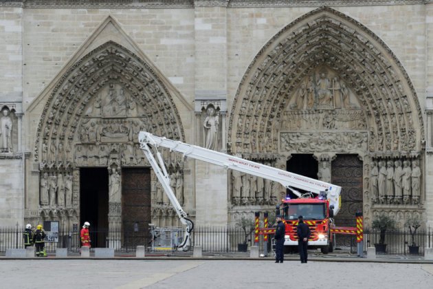 Notre-Dame: "L'ensemble du feu est éteint", annoncent les pompiers