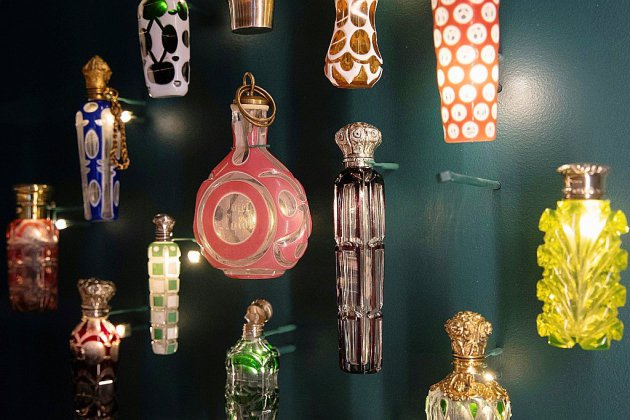 Trois mille ans d'histoire du parfum mis en scène à Paris