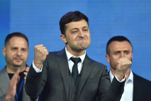 L'Ukraine se prépare à une victoire désormais probable du comédien Zelensky