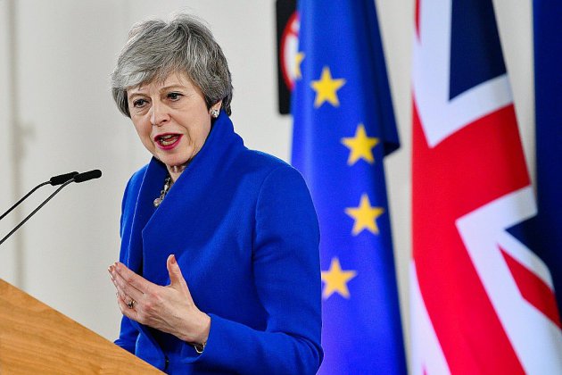 Brexit: Theresa May, fragilisée dans son parti, reprend les discussions avec l'opposition