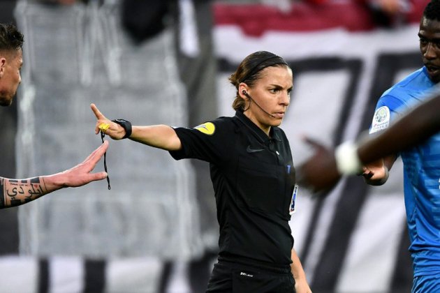 Stéphanie Frappart, première femme désignée arbitre centrale d'un match de Ligue 1
