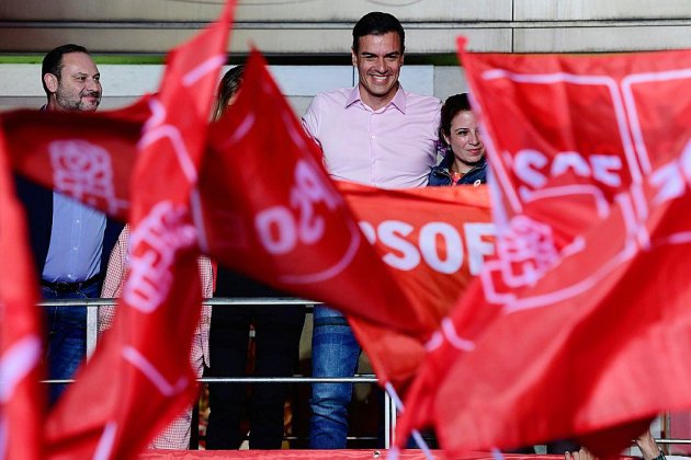 Sanchez, vainqueur des législatives en Espagne, a le temps devant lui