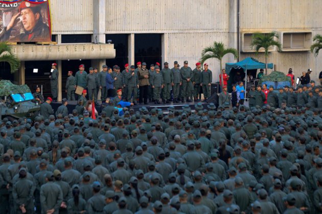 Venezuela: Maduro appelle l'armée à combattre "tous les putschistes"