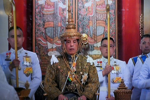 Maha Vajiralongkorn couronné à 66 ans roi de Thaïlande