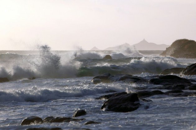 Des rafales "inédites" balayent le Sud-Est, une touriste emportée par les vagues