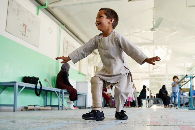 En Afghanistan, le sourire d'Ahmad, amputé de 5 ans, émeut le pays