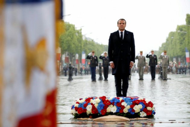 Cérémonie du 8 mai: Macron ravive la flamme à l'Arc de Triomphe