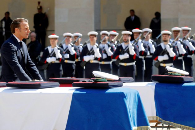Hommage national: les deux militaires "sont morts en héros", déclare Macron