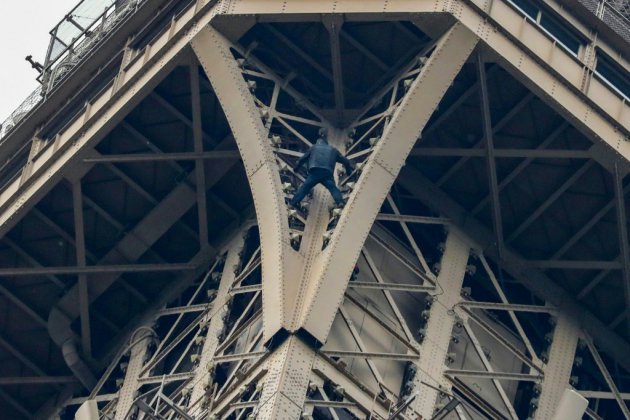 Un homme suspendu depuis des heures au dernier étage de la tour Eiffel