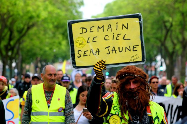 Les "gilets jaunes" dans la rue en France, à la veille des européennes
