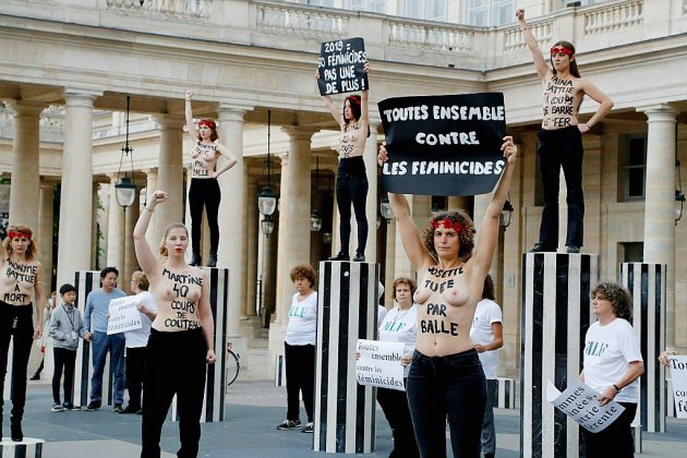 "Stop féminicide!": coup d'éclat des Femen à Paris