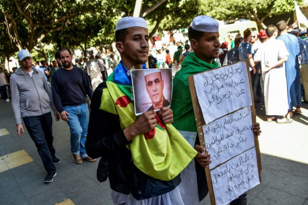 Algérie: nouvelle forte mobilisation, hommage à un militant mort en prison