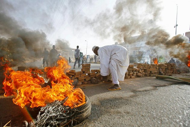 Soudan: les militaires au pouvoir dispersent par la force les manifestants