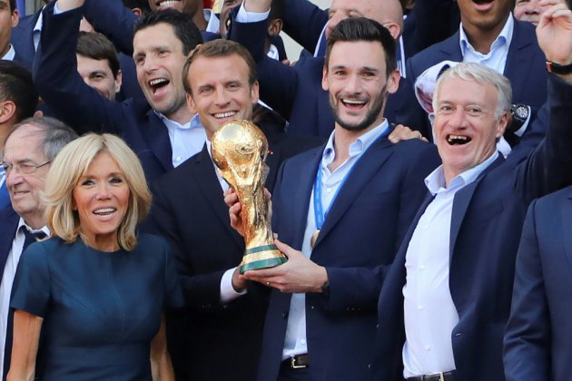 "Vous avez rendu fier tout un pays": Macron décore les Bleus champions du monde