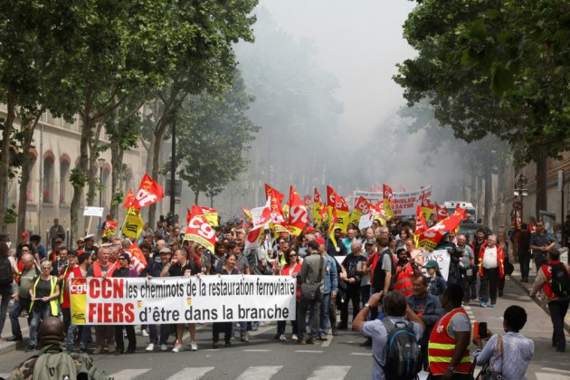 Des milliers de cheminots dans la rue à Paris contre une réforme "rouleau compresseur"