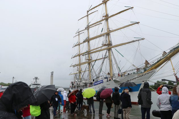 Rouen. Armada : les premiers navires accostent sous la pluie à Rouen