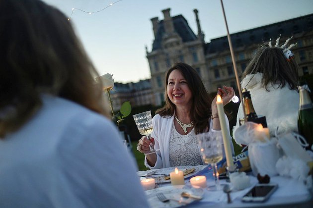 Des milliers de "dîneurs en blanc" autour des Tuileries, à Paris