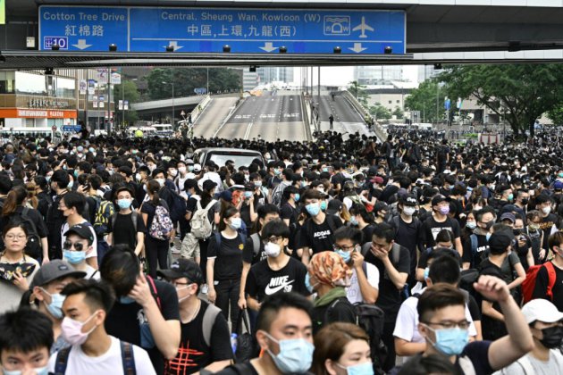 Hong Kong: des milliers de manifestants bloquent deux artères principales