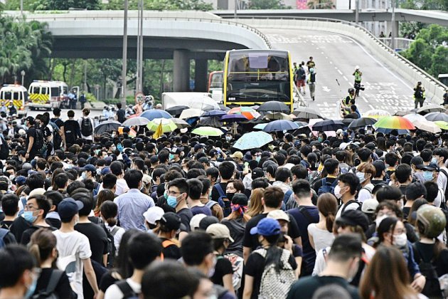Hong Kong: des milliers de manifestants vent debout contre les extraditions vers la Chine