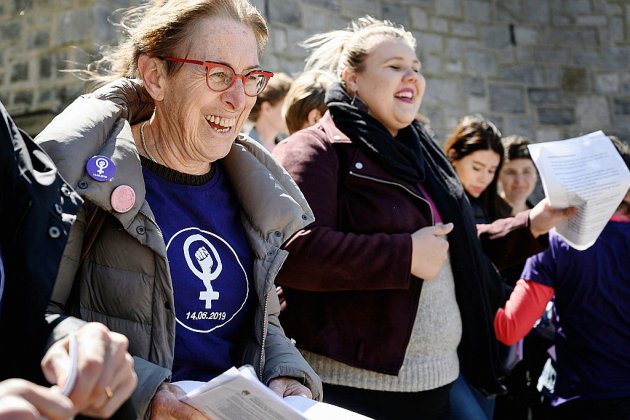 Les femmes suisses dans la rue pour réclamer l'égalité salariale