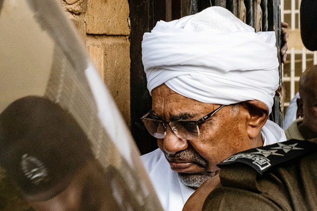 Soudan: le président déchu Omar el-Béchir comparaît devant le parquet