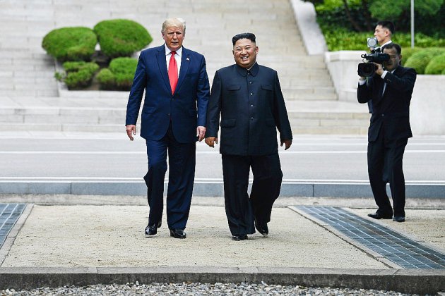 Trump entre à pied en Corée du Nord avec Kim Jong Un