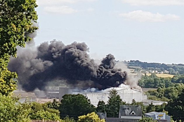 Condé-sur-Vire. Incendie en cours à la cidrerie de Condé-sur-Vire (Manche)