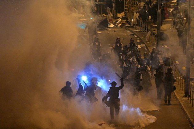 La police de Hong Kong charge et tire du gaz lacrymogène contre les manifestants