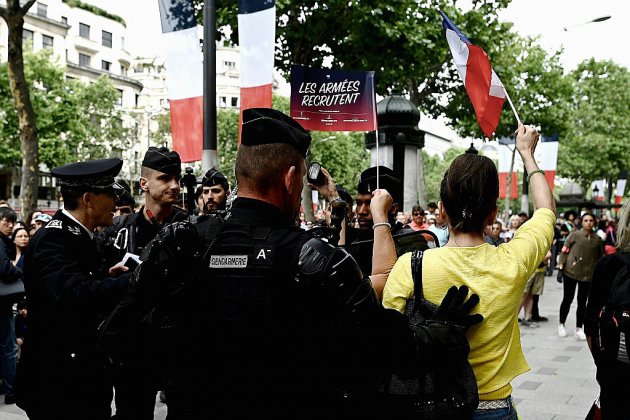 Sur les Champs-Elysées, des ballons jaunes et des sifflets pour Macron