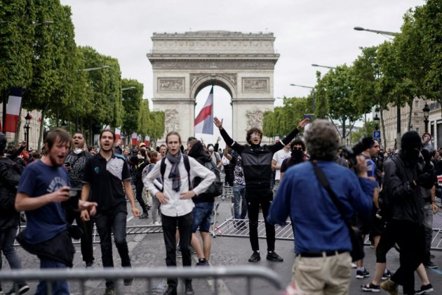 14 juillet à Paris: tensions sur les Champs-Elysées occupées par des "gilets jaunes"